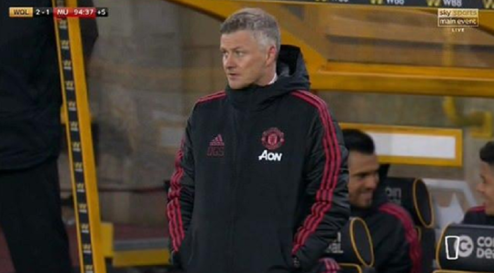 Oni se sprdaju na klupi dok im tim gubi, a trener Junajteda u neverici! (FOTO)