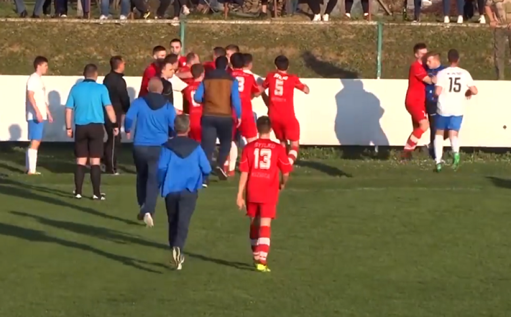 Sudija priznao neregularan gol, igrači nasrnuli na njega, izbila OPŠTA TUČA! (VIDEO)
