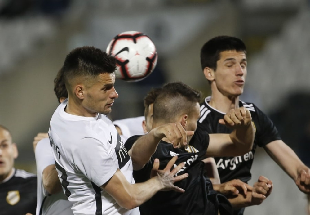 Igrači Čukaričkog napali sudiju, on im UZVRATIO! Trener stao u zaštitu, NASTALA LUDNICA