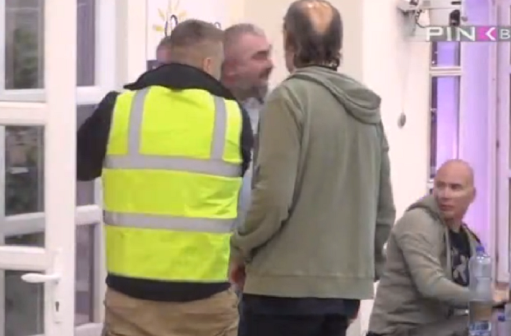 Miki URLAO i PORAZBIJAO sve po kući, umešalo se obezbeđenje, jedva su ga izveli! (VIDEO)