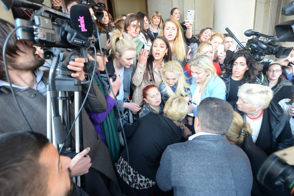 Siledžije iz SZS-a nasrnule na žene koje su stajale za štandovima SNS-a!