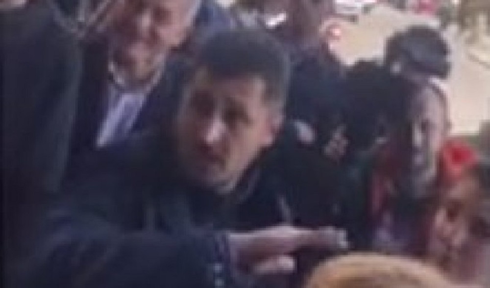 Pogledajte kako je Jeremićev odbornik nasrnuo na ženu ispred Skupštine grada! (UZNEMIRUJUĆ VIDEO)