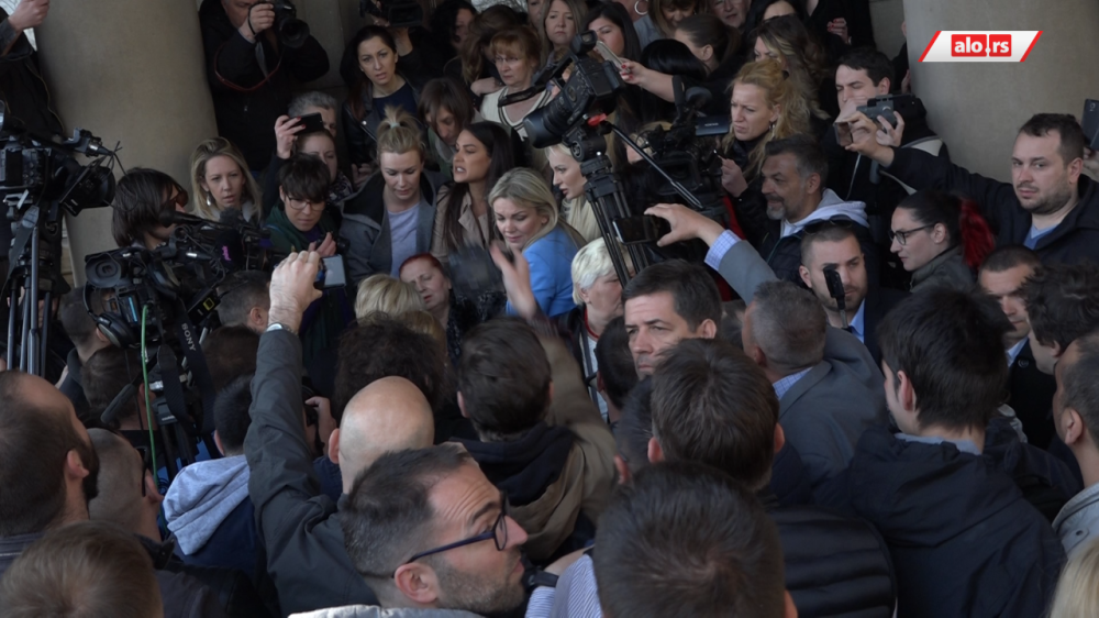 Boškovi i Đilasovi izgrednici skandirali nesrećnoj ženi koja je pred skupštinom pala u nesvest!