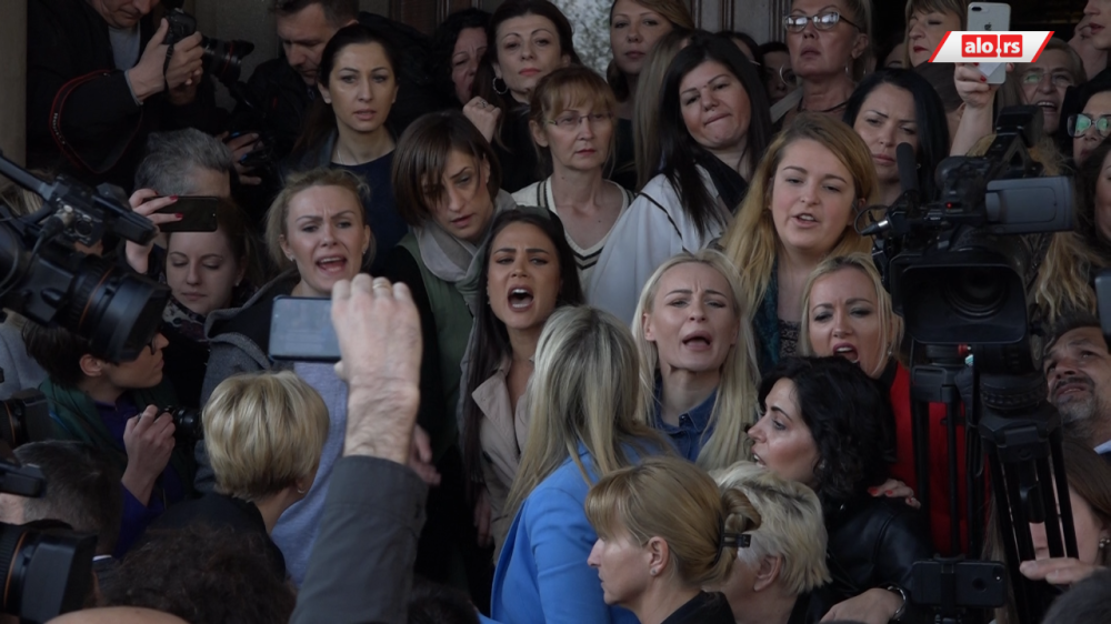 Uhvatile ga kamere kako nasrće NA ŽENU, bez srama je bacio na pod! (VIDEO)