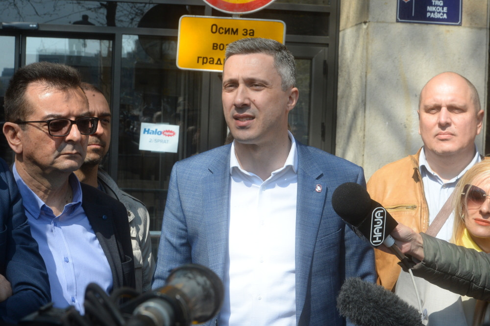 Lako je Boškiću da ruši barikade iz stana na Dedinju koji mu plaća Skupština Srbije!