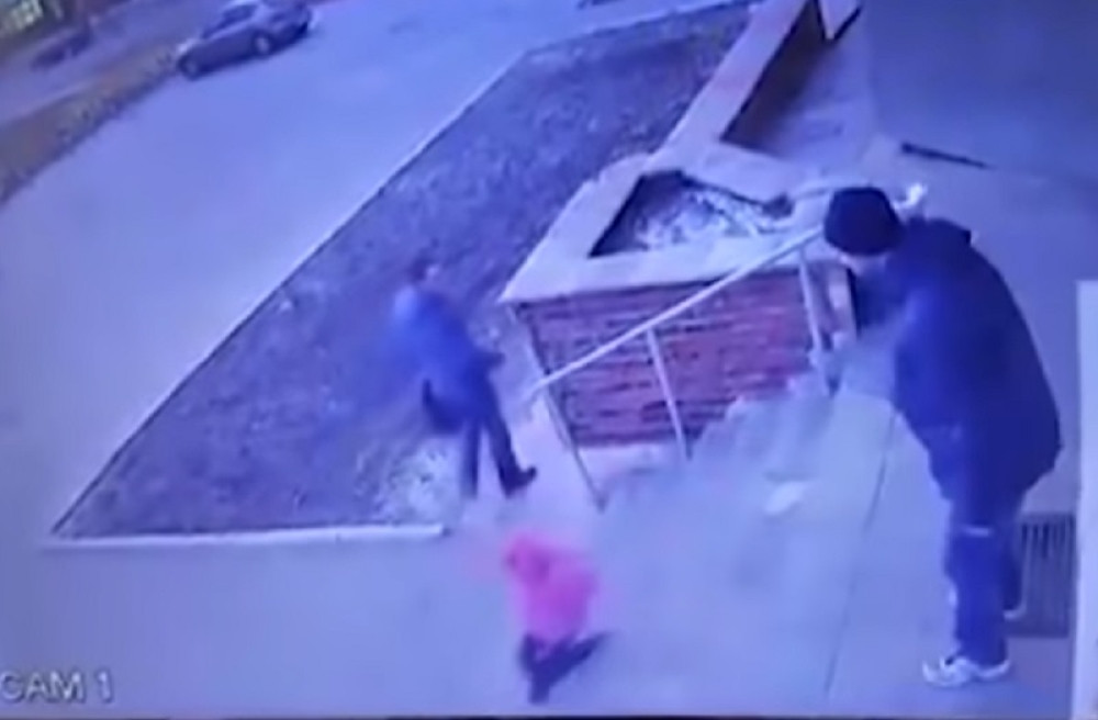 Posvađala se sa bratom oko bizarne stvari, pa se monstrum iživljavao nad njom! (UZNEMIRUJUĆI VIDEO)