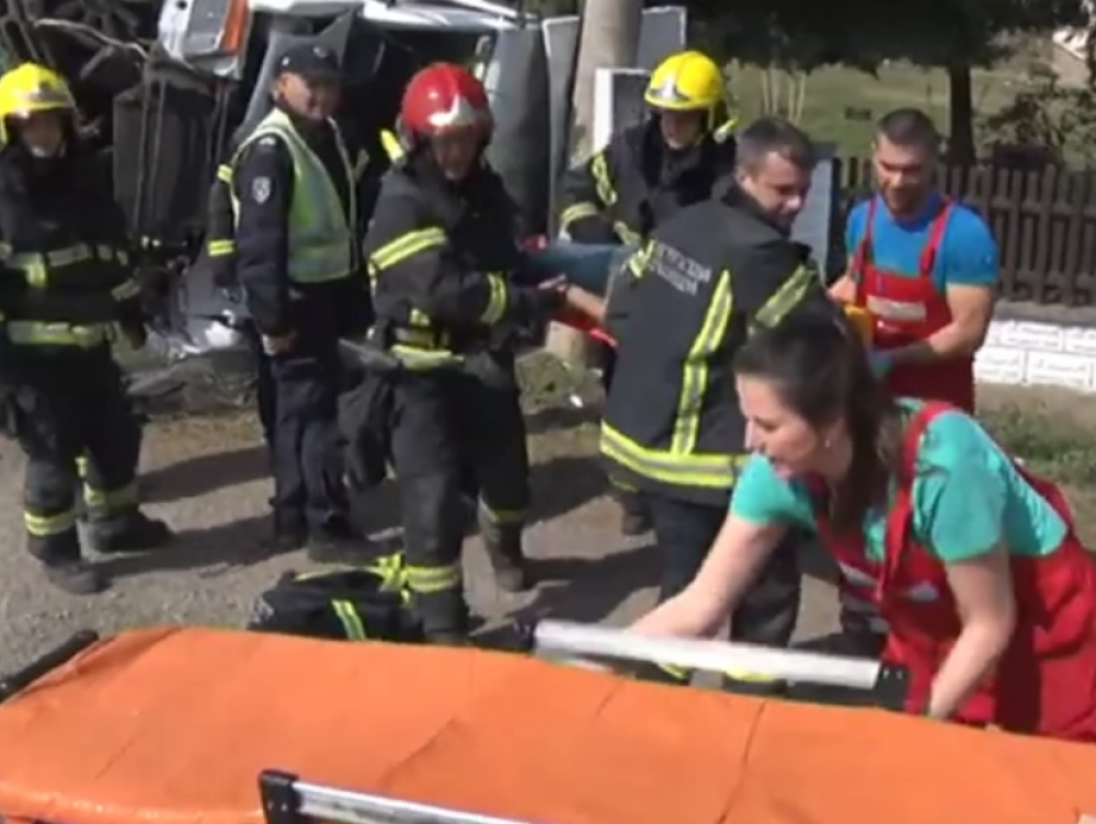 Dvojica mladića poginula na licu mesta! Vozili velikom brzinom, sleteli sa puta, zakucali se u betonski ulaz i kuću!