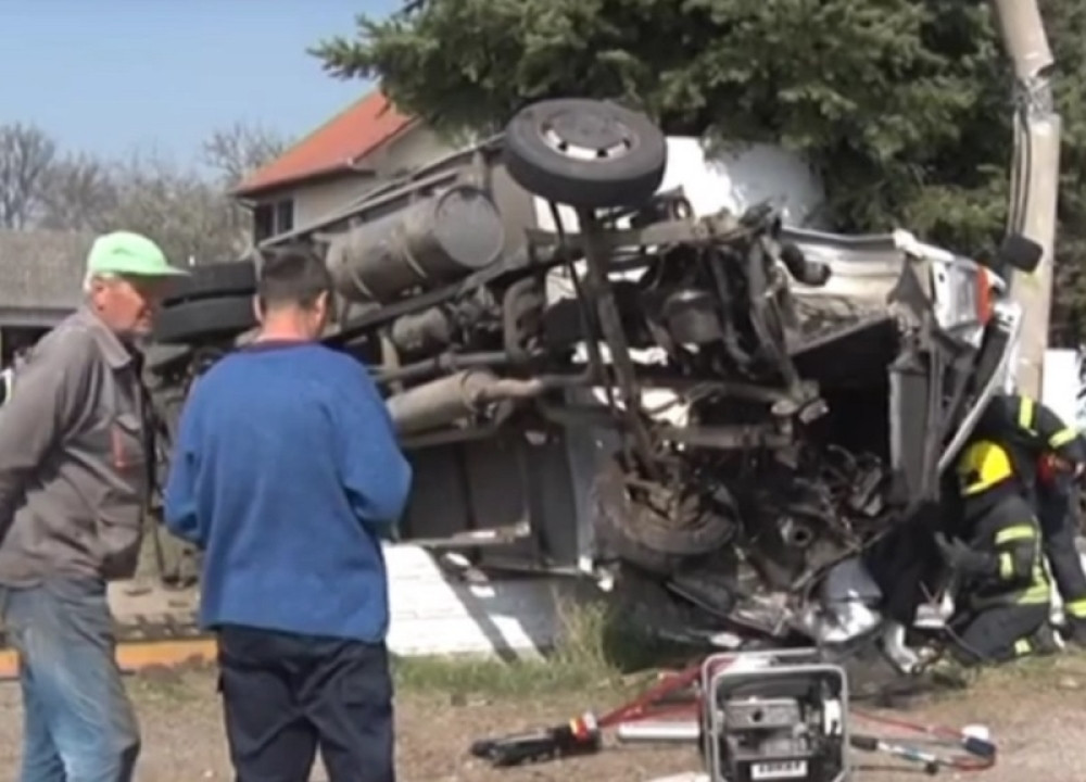 Kamion se zakucao u banderu, zamalo uleteo u kuću, vozača izvlačili 30 minuta! (FOTO)