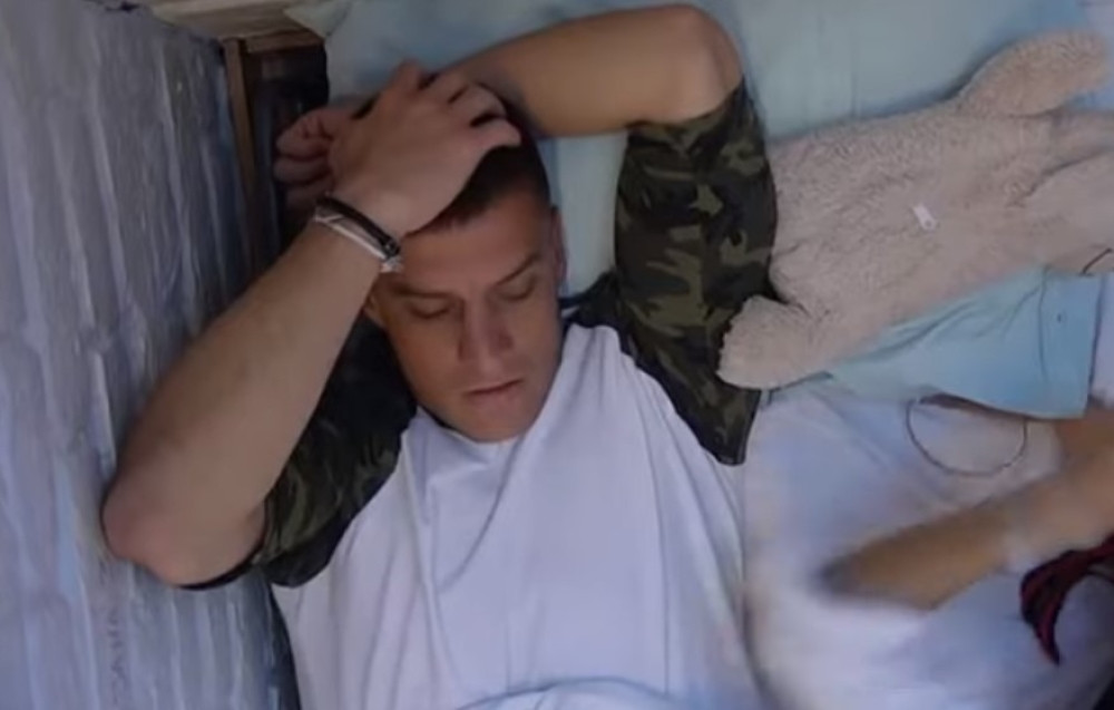 Leži nepomično i briše suze: David Dragojević nikad slabiji, Ana kleči pored njega! (VIDEO)