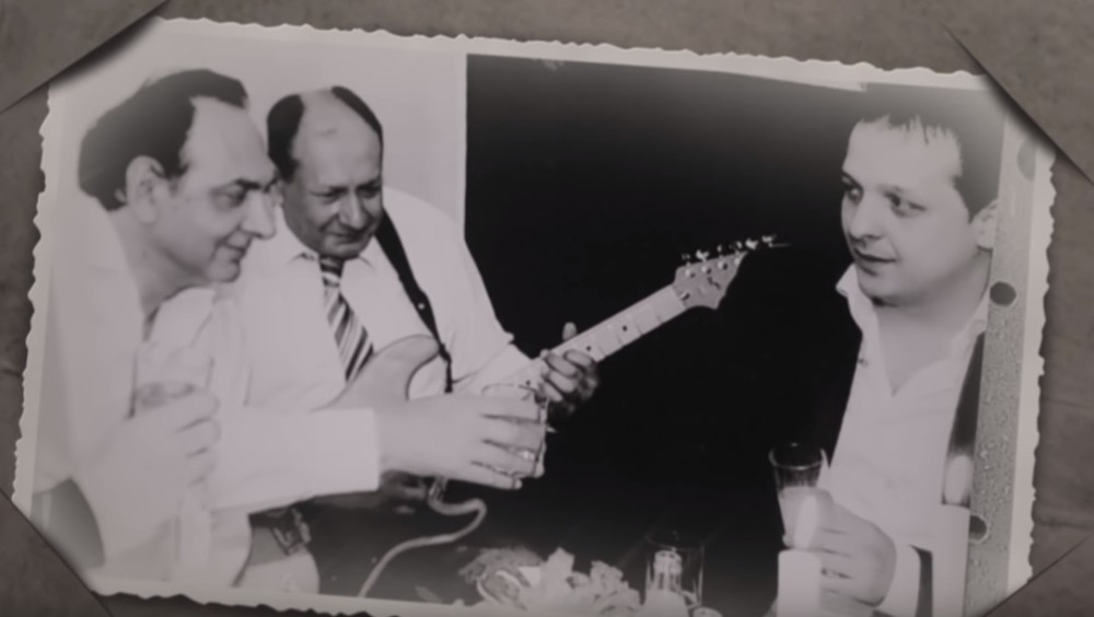 Suze će vam krenuti kada vidite šta je ovaj pevač uradio za pokojnog prijatelja! (VIDEO/FOTO)