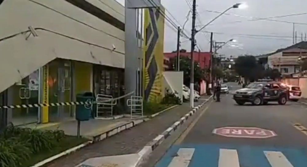 25 lopova sa dugim cevima započelo RAT NA ULICI, još broje povređene! (VIDEO)