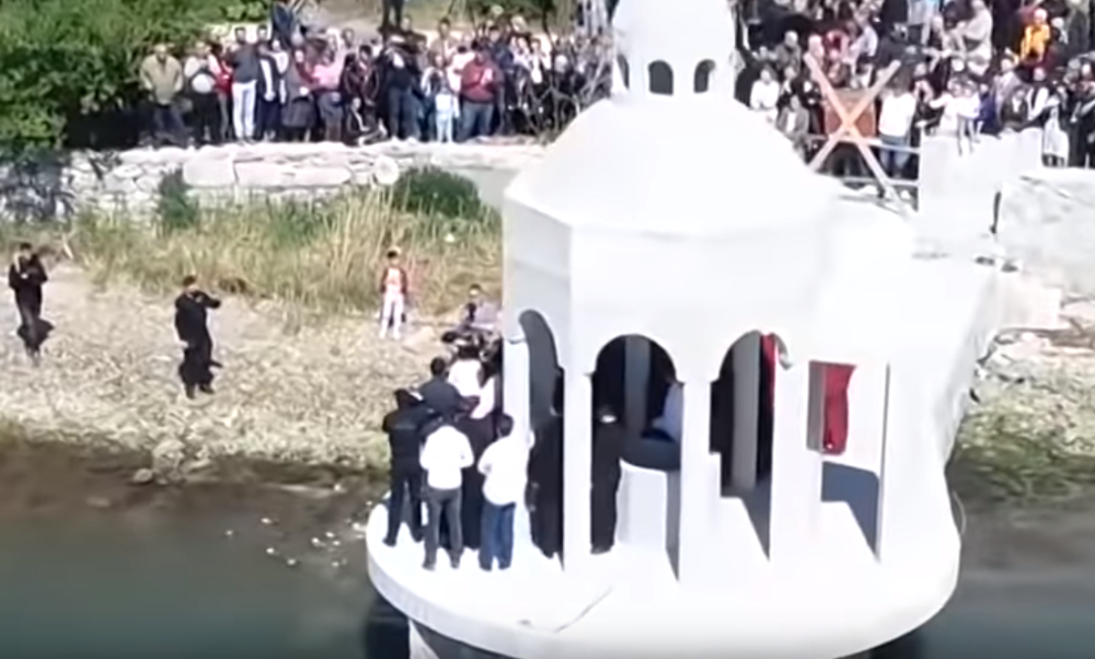 Policija se pregrupiše oko manastira, vernici se dosetili kako da otežaju pristup čamcima MUP!