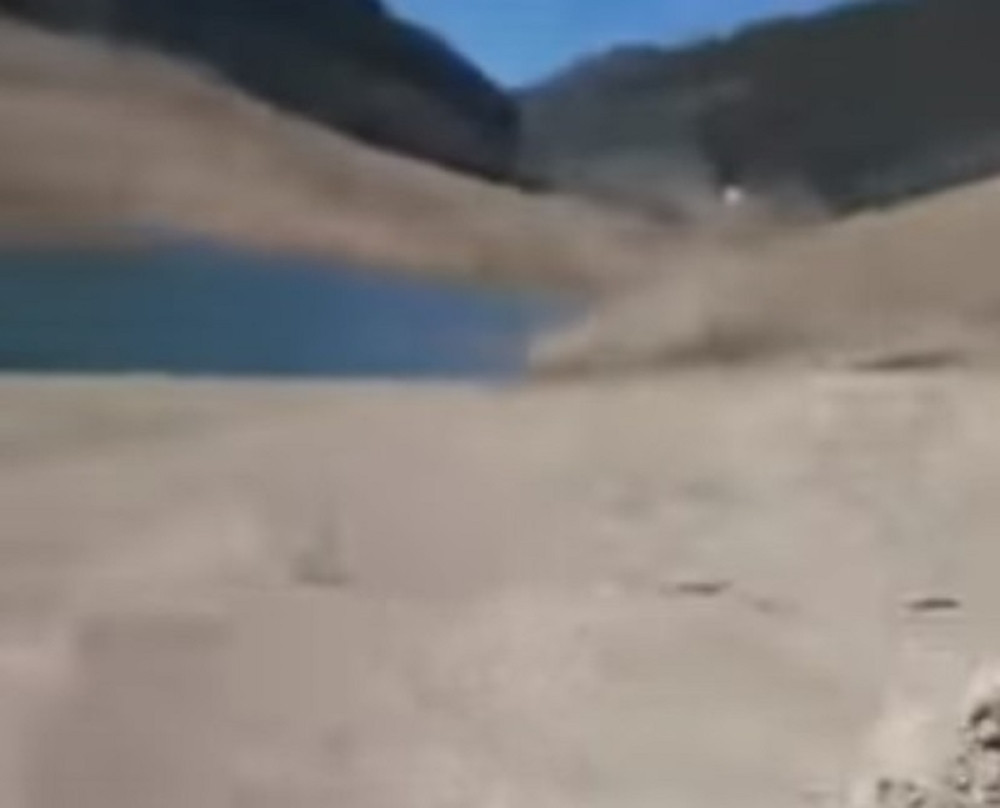 Prvo je presušilo, pa su krenula klizišta! Sada je sa njegovog dna izronilo nešto zapanjujuće... Ništa slično NISTE VIDELI (VIDEO)