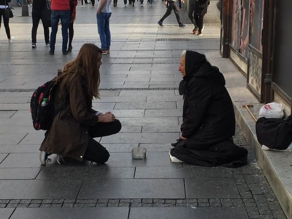 Devojka ugledala baku kako prosi u Knez Mihailovoj! Ono što je usledilo greh je kvariti rečima... GLEDAJTE I UŽIVAJTE (FOTO)