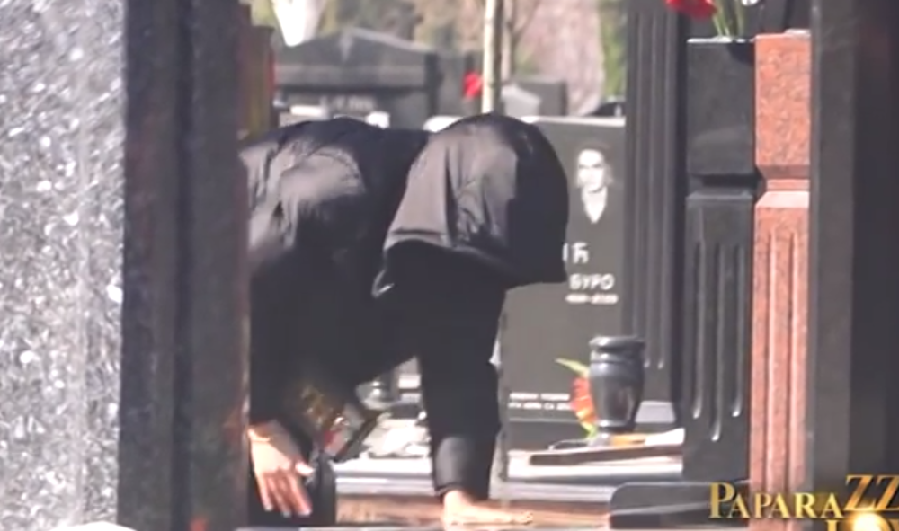 Karleuša sedela na Divninom grobu, a onda uradila nešto što će vam slomiti srce! (FOTO)