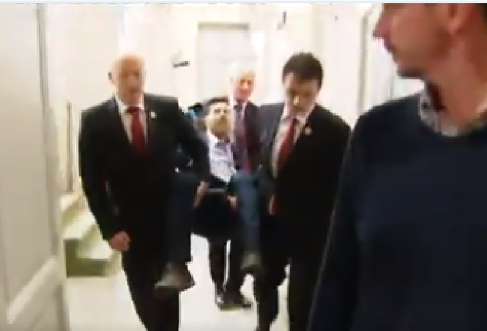 "Mrš, smeće! Kunem ti se, nećeš živ izaći!" Svađa poslanika eskalirala, jednog iznelo obezbeđenje