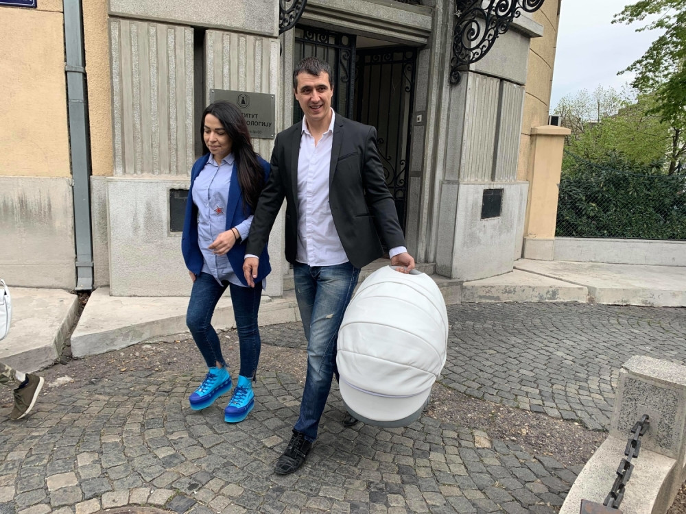 Prva fotka Bulatovog sina SAVE, beba USKORO puni mesec dana, od OVOG prizora ćete se ISTOPITI! Evo na koga liči