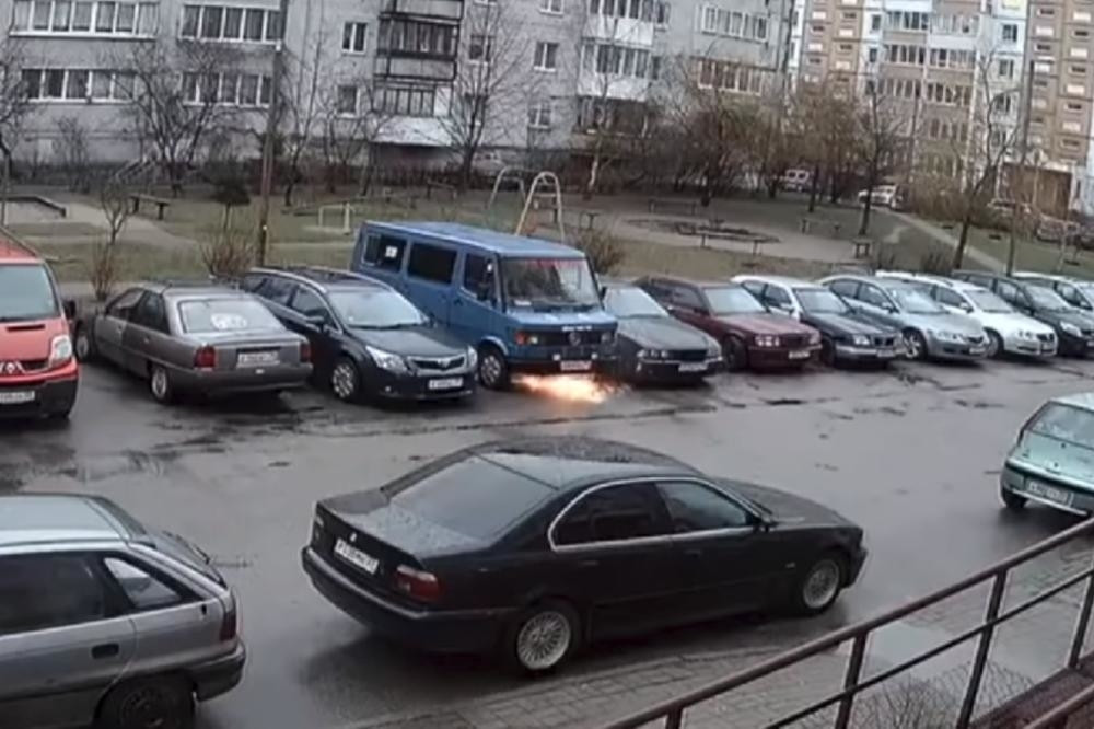 Iznenada se SAM UPALIO, krenuo da vozi i udara u automobile, a onda je počeo HOROR! (VIDEO)