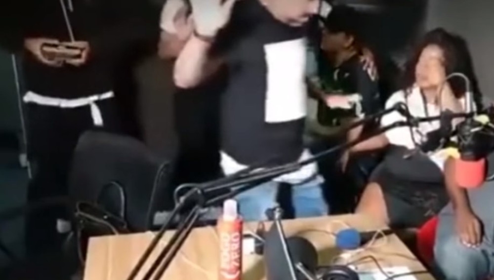 Upali u studio usred emisije i opljačkali voditelja i goste! (VIDEO)