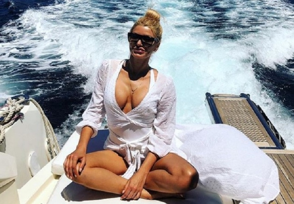 Srpska manekena KRIJE BIZNISMENA SA KOJIM ČEKA DETE! Skinula se u 7. mesecu i izazvala lavinu komentara!