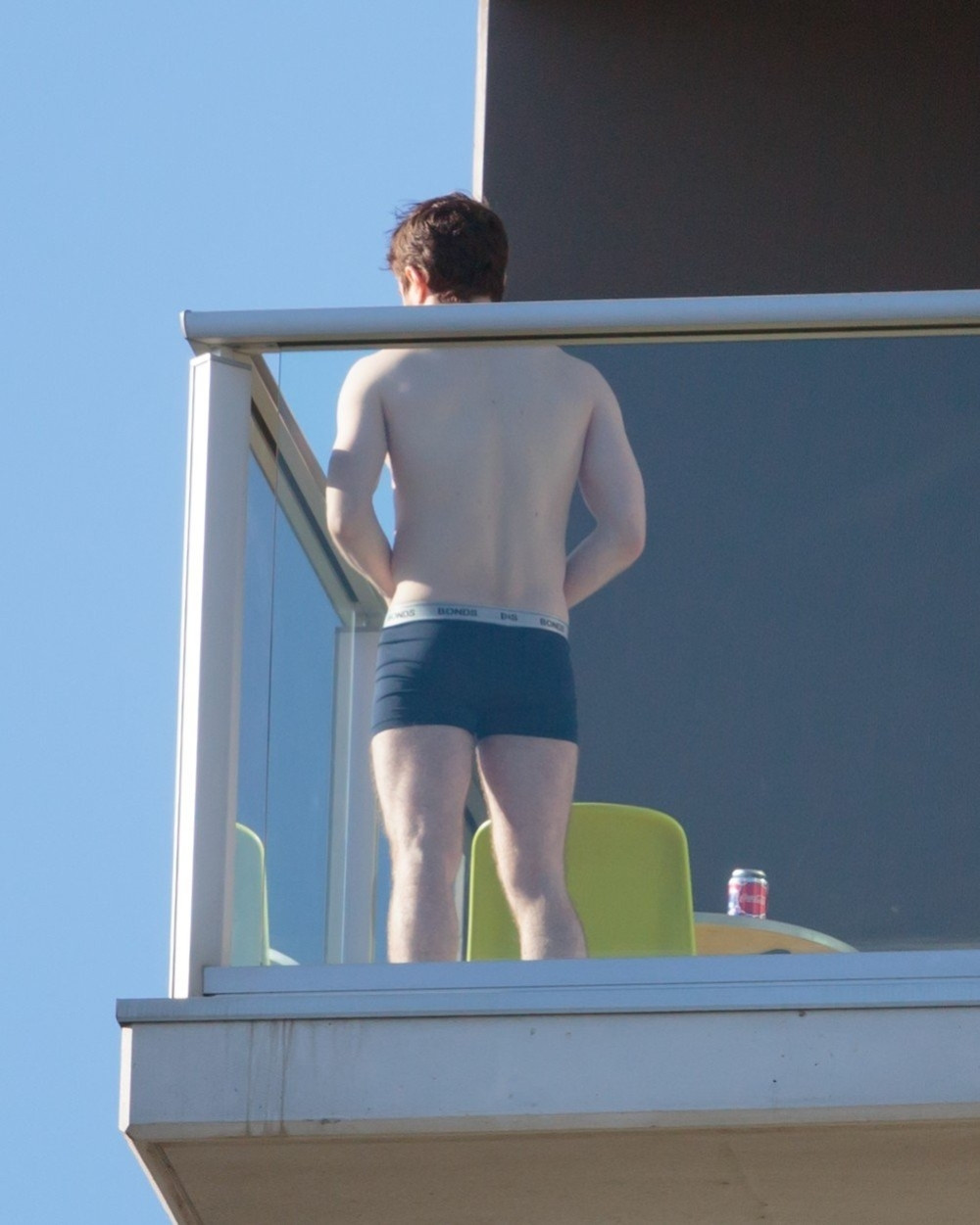 Poznati glumac se RAZGAĆIO! Nije znao da ga fotkaju, pa gurnuo ruke u... (FOTO)