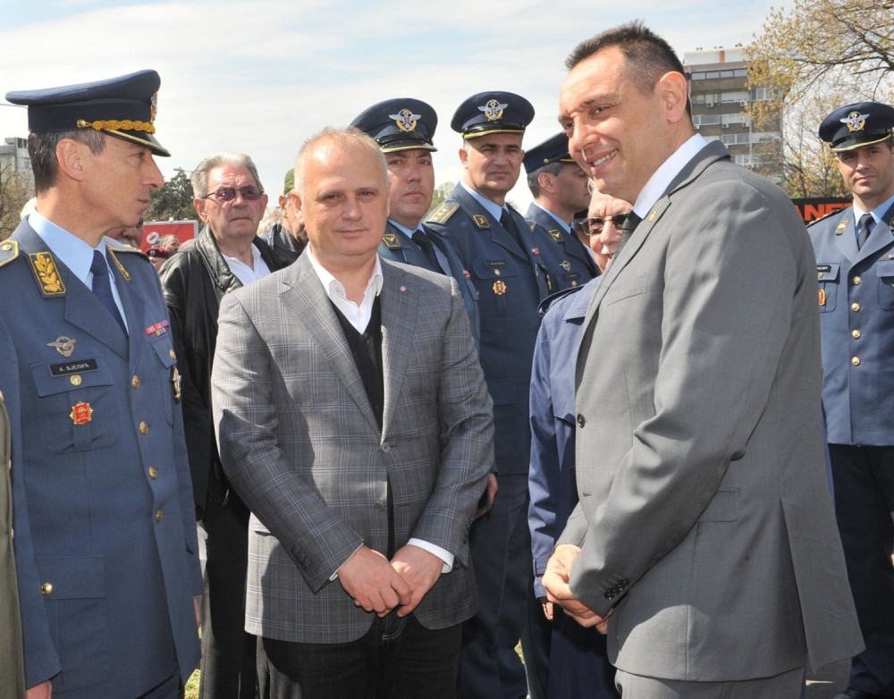 Vesić i Vulin položili vence na Spomenik pilotima braniocima Beograda