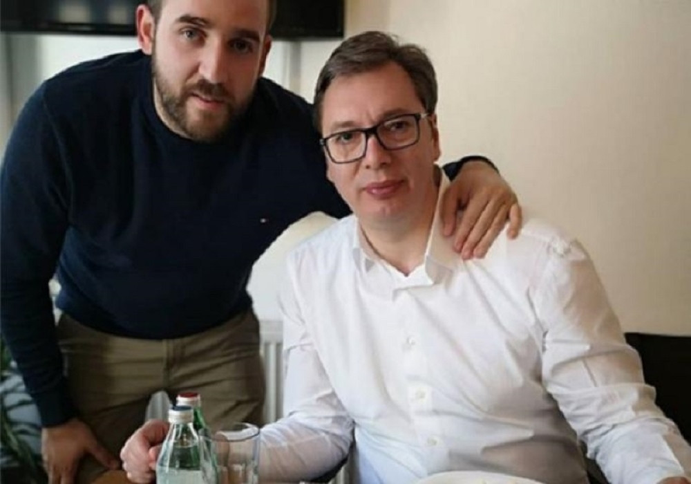 Vučić seo u jedan restoran, a meštani su ga počastili nečim preukusnim! Ovako nešto odavno niste probali (FOTO)