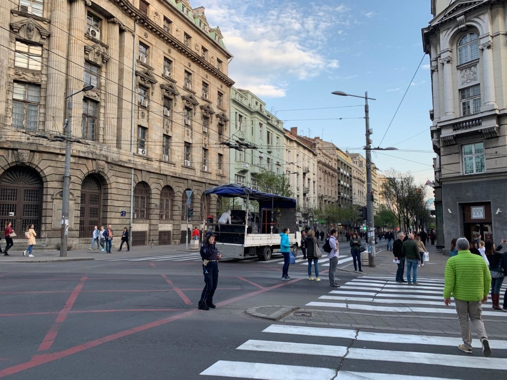 Umalo da izbije tuča u centru, nasrnuli na prolaznika koji im se našao na putu!