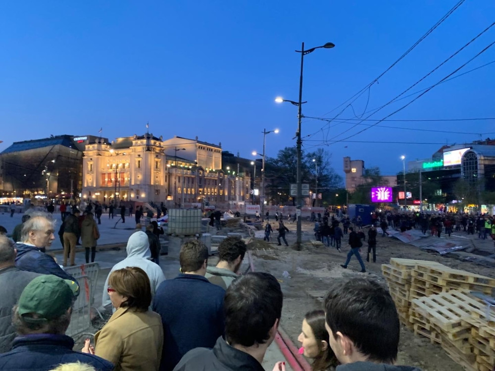 Obradović sa nasilnicima ruši Trg Republike! Sledeća stanica - Skupština!