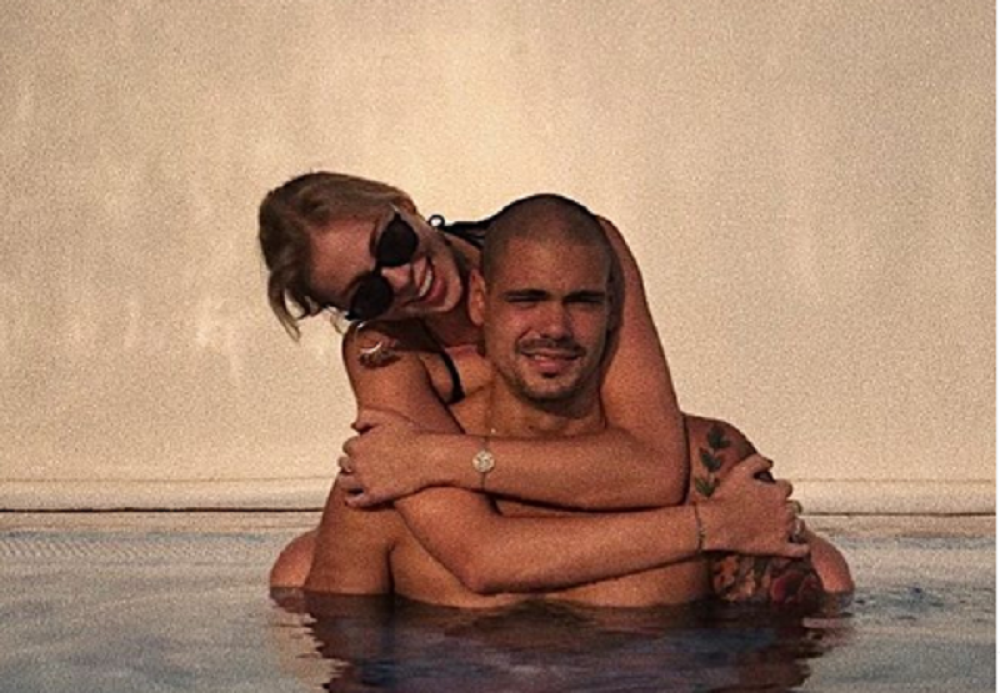 Cirbesova devojka pokazala gole velike grudi, samo šake ih pridržavaju (FOTO)