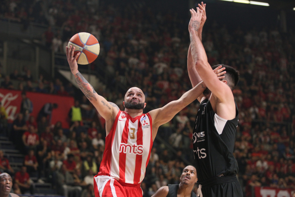 Zapušio usta "nevernim Tomama", osporavaju ga zbog oca!