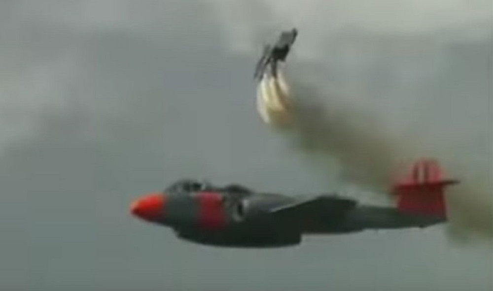 Greškom katapultirali putnika iz aviona, padobran nije stigao da se otvori, RAZBIO SE O PISTU! (VIDEO)