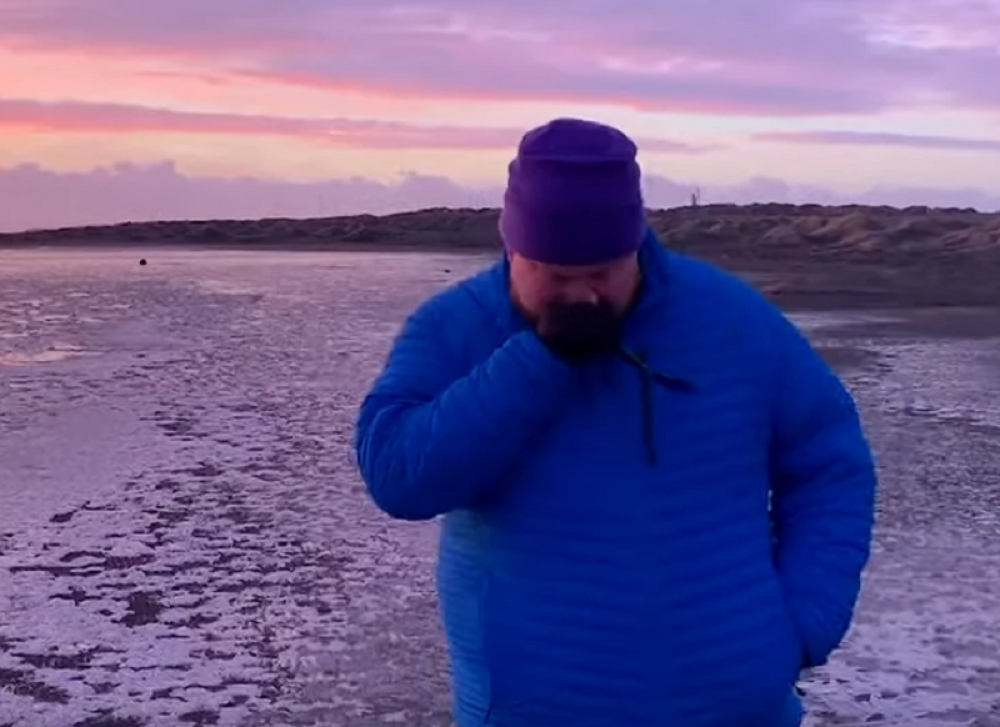 Stavio je naočare da bi PRVI PUT VIDEO BOJE, a onda počeo da plače i okrenuo se ka prijateljici (VIDEO)