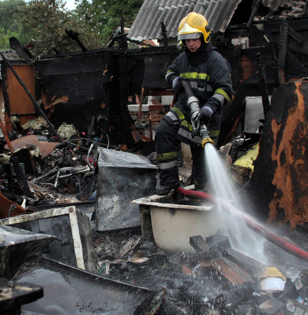 Muškarac (42) zapalio stan jer mu je kasnila plata, pa izbo komšije koje su bežale od vatrene stihije! (FOTO)