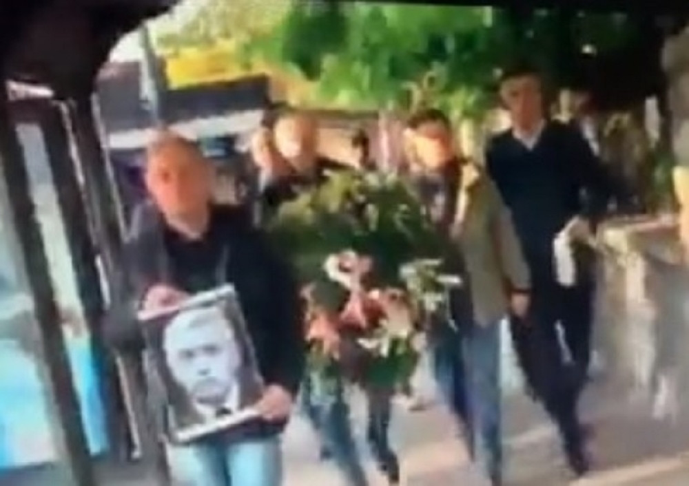 Nosili fotografiju Olivera Ivanovića ispred Pinka, a Boškić komanduje: "Zastanite malo da nas snime... Ne previše, da ne ispadne da se namerno slikamo" (VIDEO)