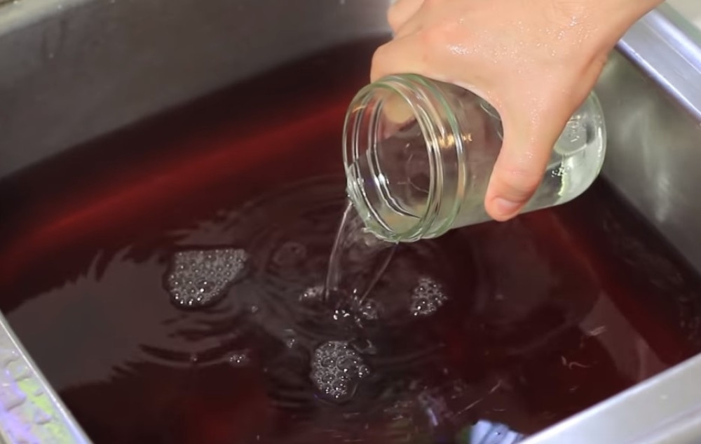 Sipao je sirće i sodu bikarbonu u sudoperu: Kad vidite šta se desilo, ODMAH ćete uraditi isto! (VIDEO)