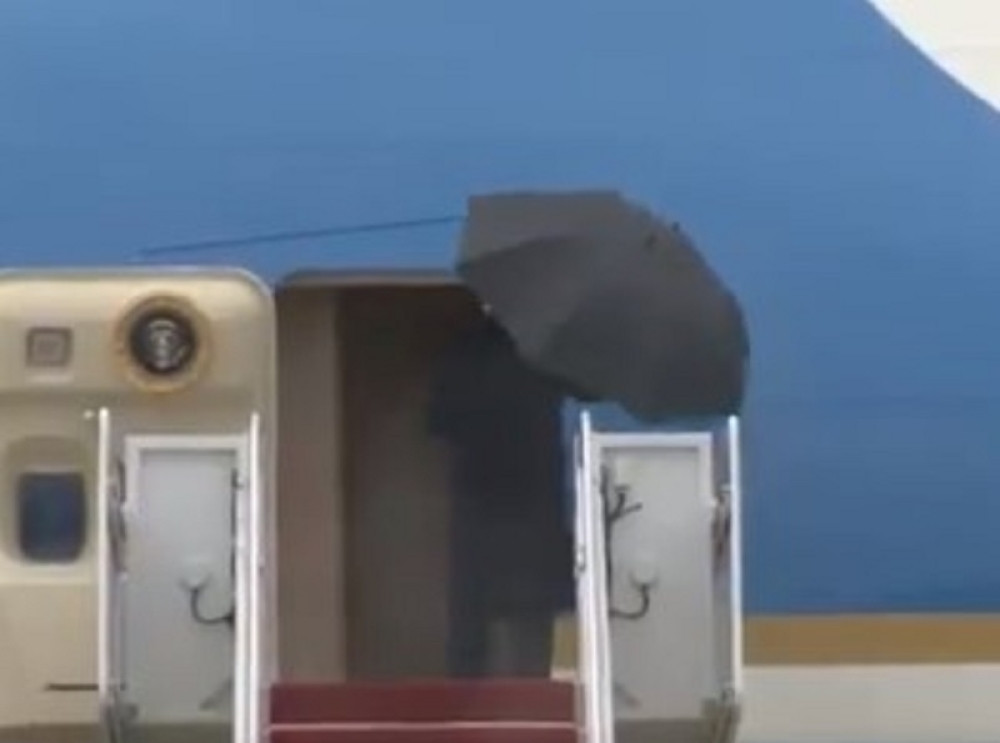 Je l' predsednik SAD-a zaista ne ume da zatvori kišobran?! (VIDEO)