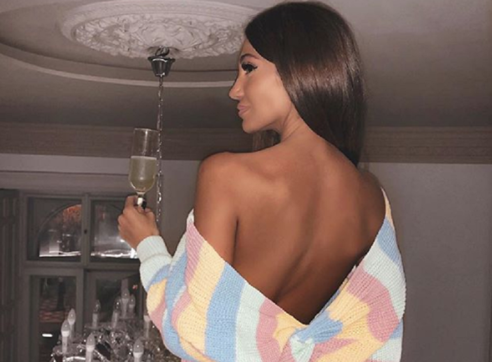 Supruga našeg poznatog pevača PLIVA U LUKSUZU! Rodila mu je 3 dece, a kada vidite njeno se*si telo, ostaćete bez teksta! (FOTO)