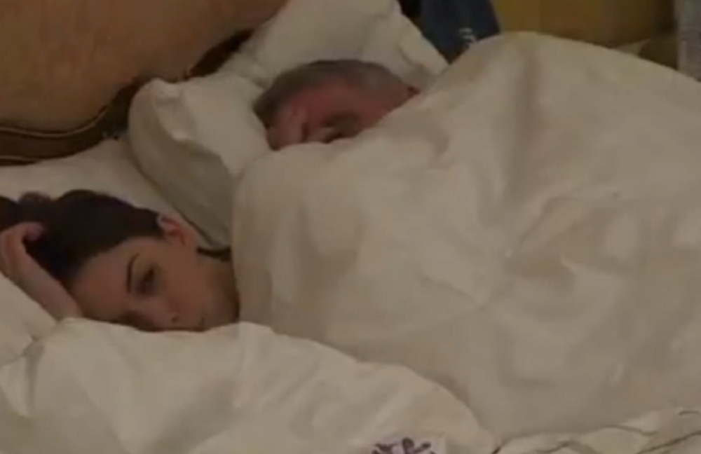 Pao prvi se*s Milojka i Milijane pod jorgan planinom! Nisu mogli da se suzdrže, zadovoljio je otpozadi! (VIDEO 18+)