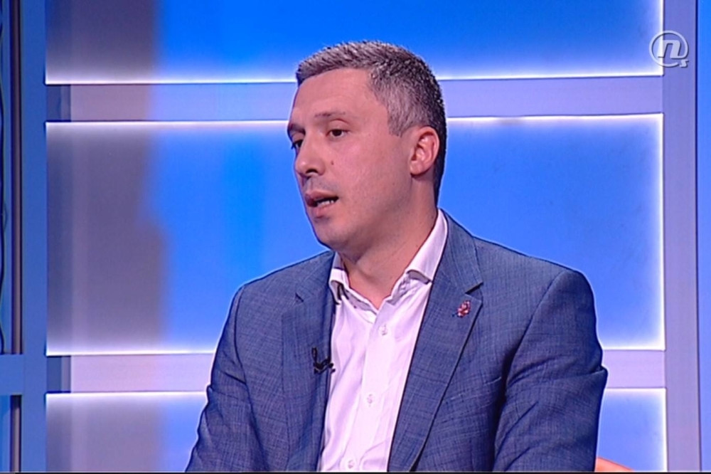 Lider Dveri je sinoć sav ulickan sedeo u Utisku nedelje, a vi morate da vidite kako je u istoj emisiji izgledao pre 11 godina! Najgore od svega je ono što je tad držao u rukama!