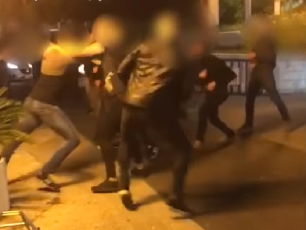 Tuča pred klubom: U gužvu uleteli momci sa fantomkama! Policija pregleda snimke