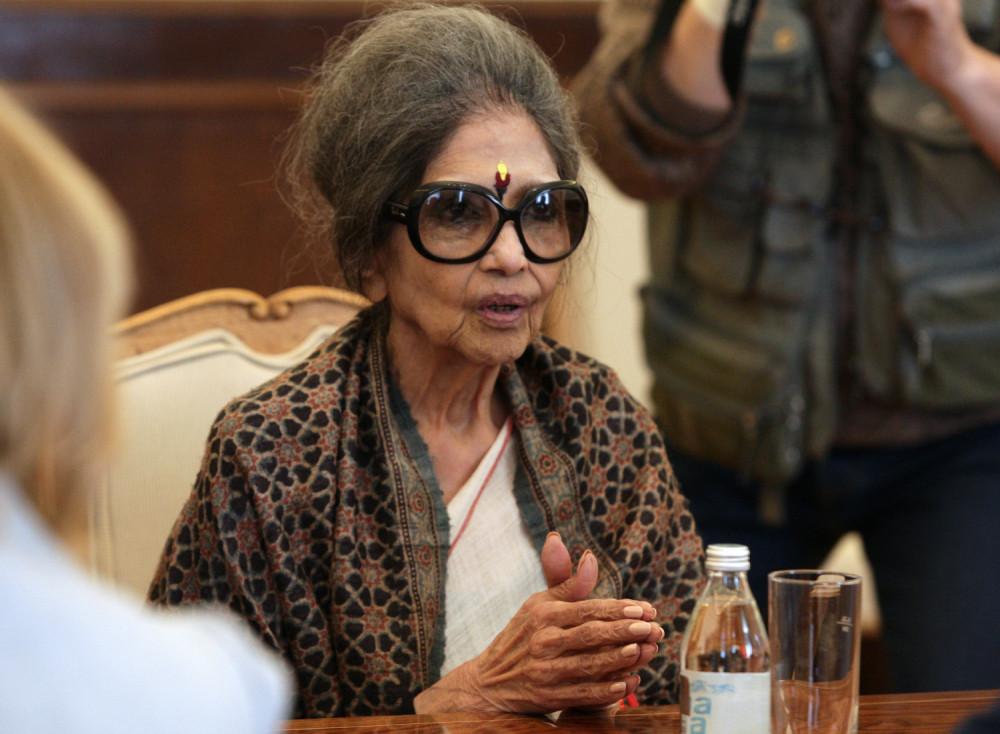 Svi bruje o poseti unuke Mahatme Gandija, ali niko ne zna ko je Tara i kakav je odnos imala sa dedom