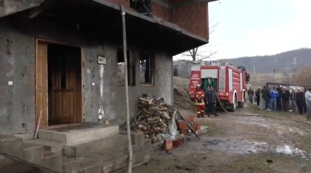 Ušla kroz prozor kupatila i ZAPALILA bivšeg muža i njegovu sadašnju suprugu (FOTO)