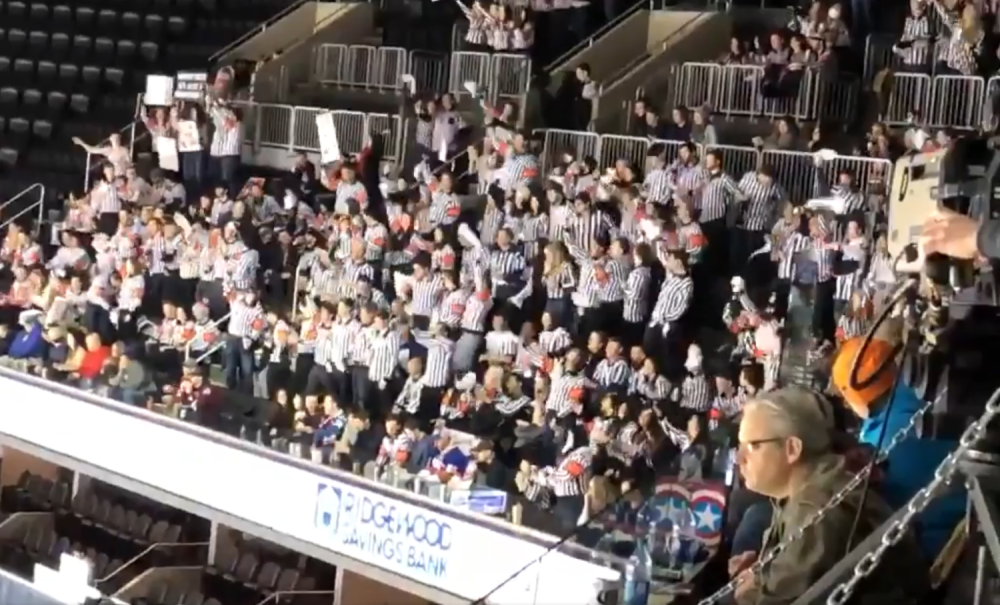 Obukli uniforme sudija i navijali celu utakmicu! (VIDEO)