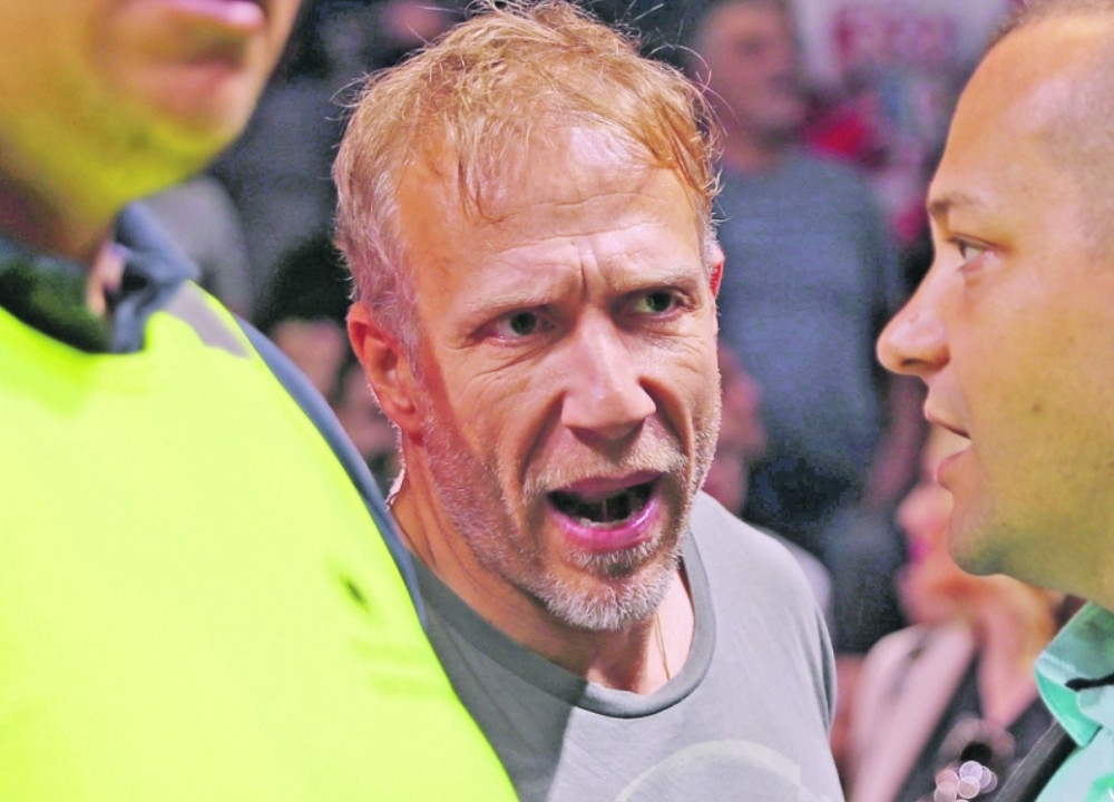 Milan Kalinić pokazao kako prođe onaj ko mu stane na crtu! (VIDEO)