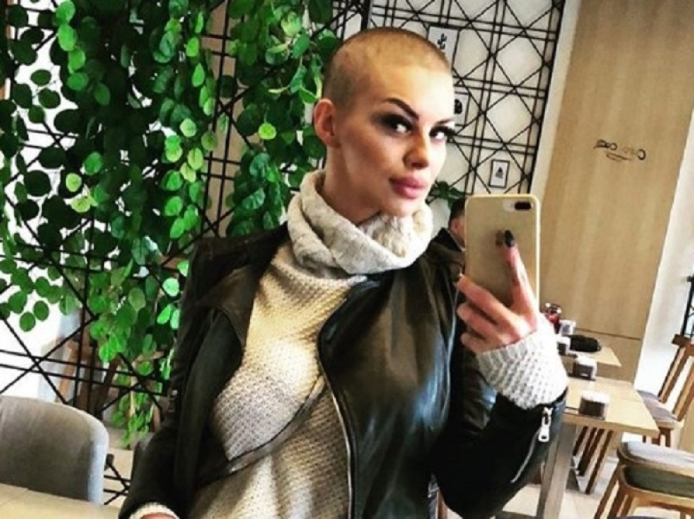 "IZDEFORMISANA Zerina Hećo!" Bivšoj zadrugarki sto, bukvalno, upao u stomak! (FOTO)