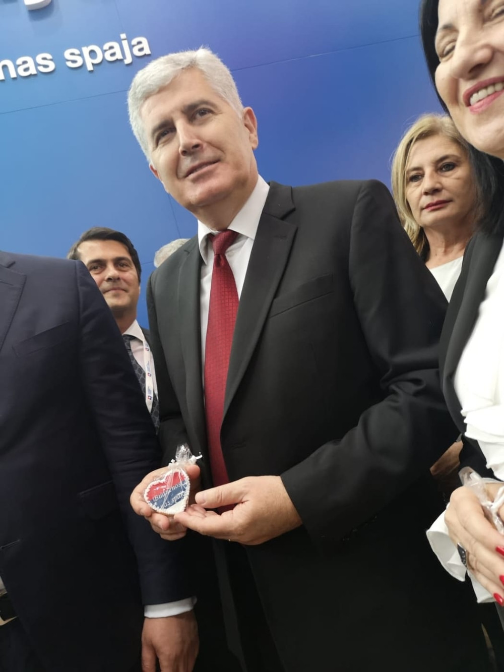 Dragan Čović od Vučića na poklon dobio licitarsko srce