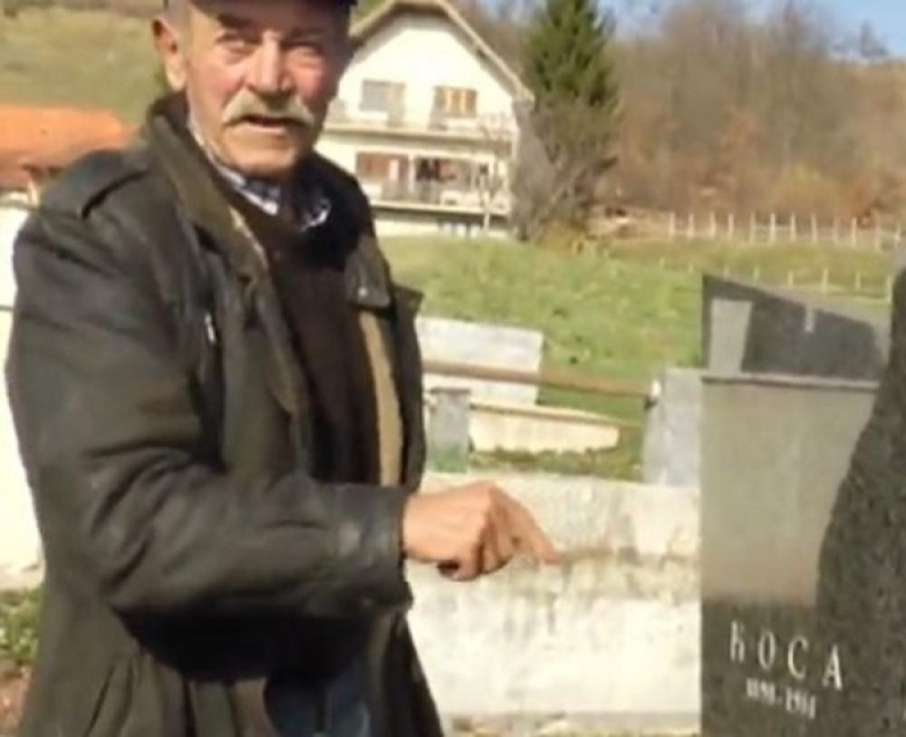 Dva spomenika sa istim imenom i likom pokojnika na groblju kod Požege, zbunjuju meštane! Sin preminulih objasnio o čemu se radi, svi živi se krste i čude (FOTO)