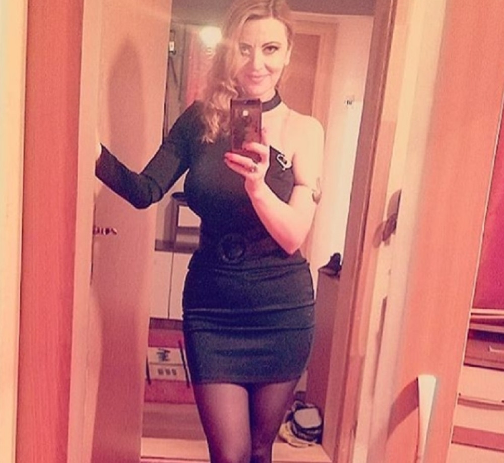 Profesorka iz BiH se slikala gola u učionici! Zatim je utegla grudi i dohvatila pištolj i pušku! Ne, to nije sve što je radila (FOTO)