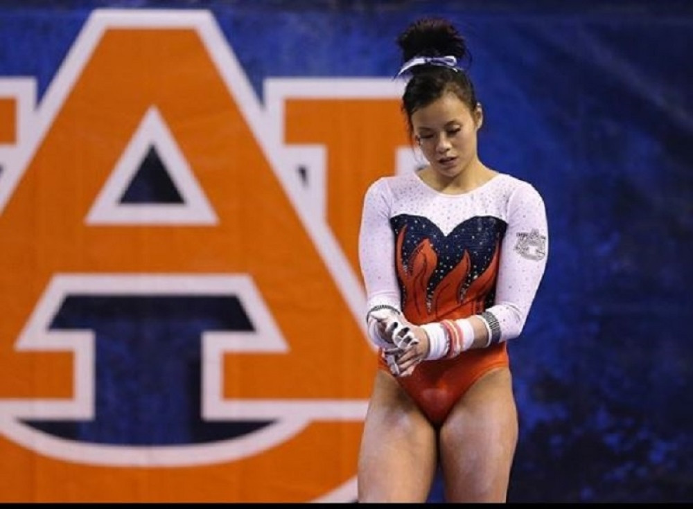 Gimnastičarka koja je POLOMILA OBE NOGE I OBA KOLENA trebalo je da se uda, a sada je u BOLNICI POSETIO NEKO DRUGI! (VIDEO + FOTO)